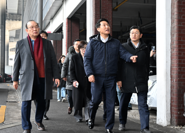 15일 오세훈 시장이 홍은사거리 유진상가 일대를 둘러보고 있다 사진서울시