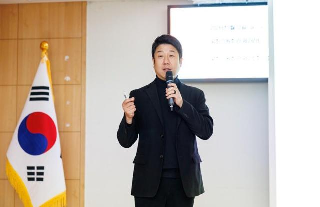 조병하 대웅제약 디지털헬스케어사업부장이 12일 국회의원회관 제2소회의실에서 열린 ‘대한민국 미래 바이오헬스 포럼’에서 발표를 하고 있다사진대웅제약