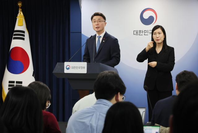  류제명 과학기술정보통신부 2차관이 15일 서울 종로구 정부서울청사에서 독자AI 파운데이션 모델 프로젝트 1차 단계평가 결과를 발표하고 있다사진연합뉴스