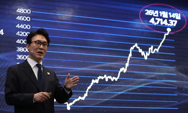 김민석 국무총리가 15일 강원도 춘천시 스카이컨벤션웨딩에서 열린 더불어민주당 강원도당 초청 K-국정설명회에 참석해 특별강연을 하고 있다 사진연합뉴스