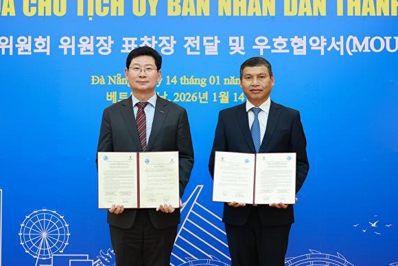 Ông Lee Sang-il trái và ông Hồ Kỳ Minh Phó Chủ tịch Thường trực Ủy ban Nhân dân thành phố Đà Nẵng chụp ảnh kỷ niệm sau lễ ký kết hợp tác hữu nghị Ảnh Thành phố Yongin