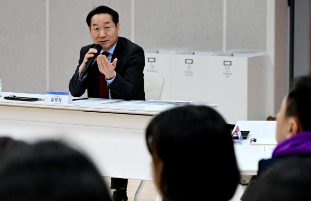 유정복 인천광역시장이 15일 중구 상상플랫폼에서 열린 2026 주요업무보고회인천관광공사 인천문화재단에서 업무보고를 받고 직원과 대화하고 있다 사진인천시