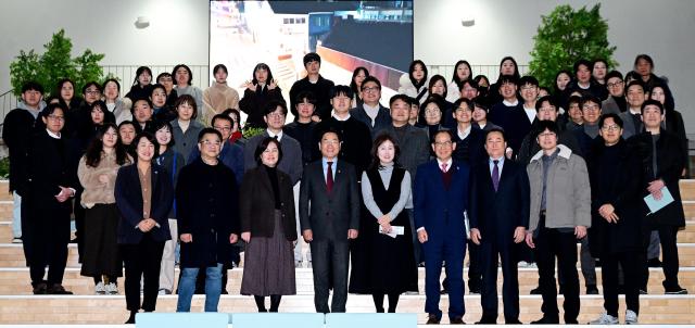 유정복 인천광역시장이 15일 중구 상상플랫폼에서 열린 2026 주요업무보고회인천관광공사 인천문화재단를 마친 뒤 기념촬영을 하고 있다 사진인천시