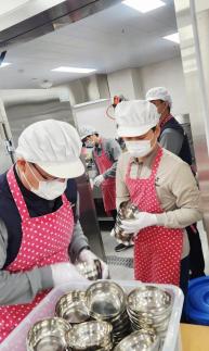 삼척블루파워 블루패밀리봉사단, 삼척 어르신께 따뜻한 점심 대접… 상생 실천 구슬땀