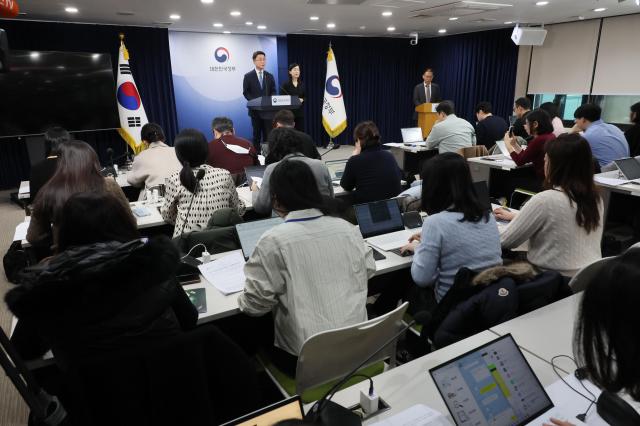 류제명 과학기술정보통신부 2차관이 15일 서울 종로구 정부서울청사에서 독자AI 파운데이션 모델 프로젝트 1차 단계평가 결과를 발표하고 있다사진연합뉴스