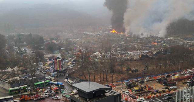 16일 오전 서울 강남구 개포동 구룡마을 4지구 화재현장에 불길과 연기가 치솟고 있다 사진연합뉴스