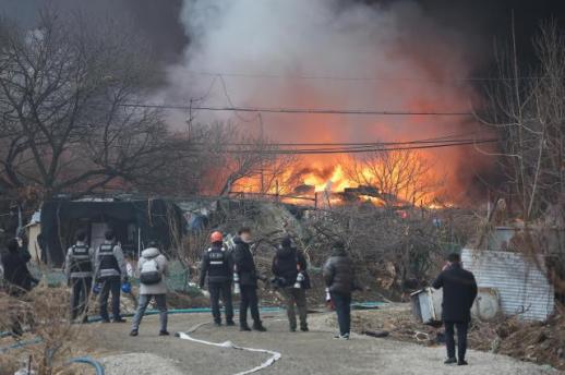 [포토] 구룡마을 화재…소방 대응 2단계 격상