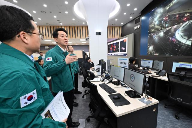 오세훈 서울시장이 서울시내버스 파업이 시작된 13일 시청 재난안전상황실을 찾아 비상수송대책을 점검하고 있다 사진서울시 제공