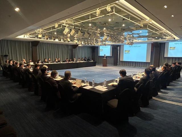 15일 열린 신문협회 신년 발행인세미나에서 회원사 발행인들이 ‘신문사 빅데이터 활용 전략’에 관한 발표를 듣고 있다 사진신문협회 