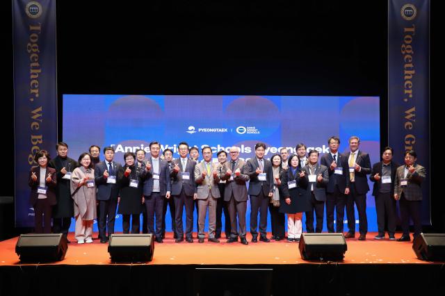 애니라이트 스쿨 설립·운영 협약식 단체 기념 촬영 모습 사진평택시의회