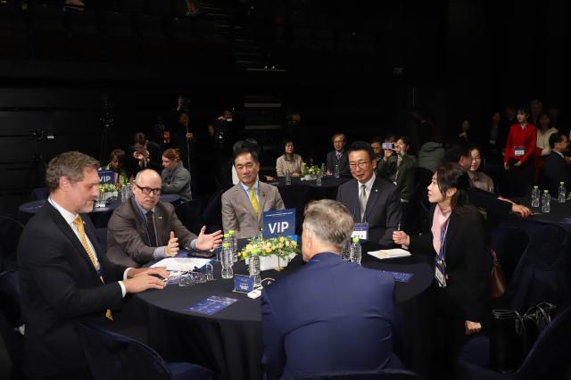 애니라이트 스쿨 설립·운영 협약식우측 두 번째 강정구의장논의 모습 사진평택시의회