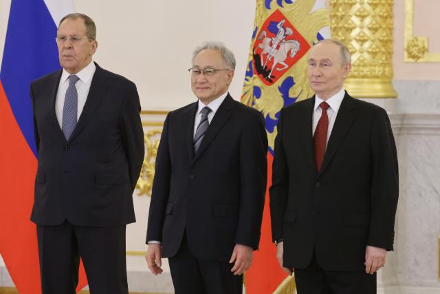 블라디미르 푸틴 대통령과 주러시아 한국대사 이석배 대사 세르게이 라브로프 러시아 외무장관오른쪽부터이 1월 15일현지시간 모스크바 크렘린궁 대궁전 알렉산드르 홀에서 열린 외국 대사 신임장 제정식에서 기념촬영을 하고 있다
사진TASS연합뉴스