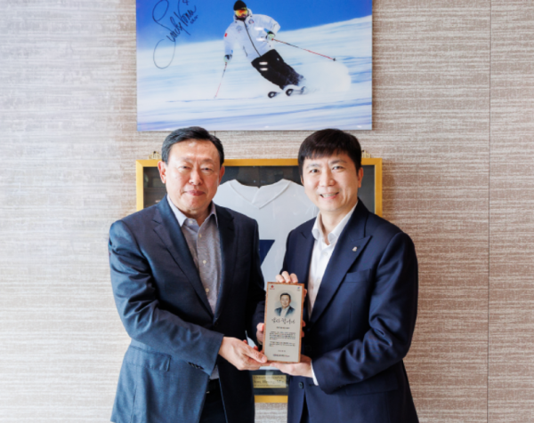 신동빈 롯데 회장왼쪽이 16일 서울 송파구 롯데월드타워에서 유승민 대한체육회장으로부터 감사패를 수여받았다 사진롯데지주