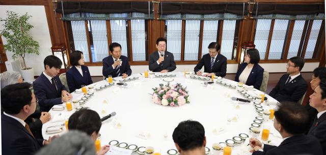 이재명 대통령이 16일 청와대 상춘재에서 열린 정당 지도부 초청 오찬에서 발언하고 있다 사진연합뉴스