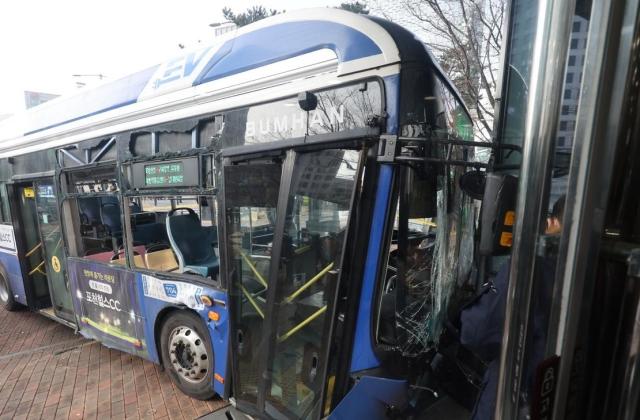 ソウル西大門駅の交差点でバスが歩道に突進…重傷3人を含む13人負傷