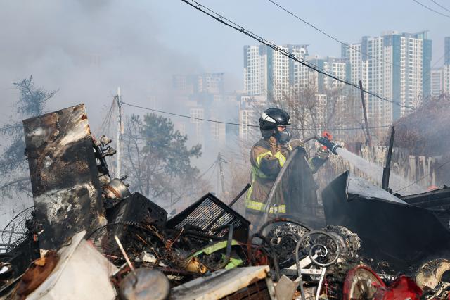 16일 서울 강남구 개포동 구룡마을에서 소방관들이 잔불을 진압하고 있다 사진연합뉴스