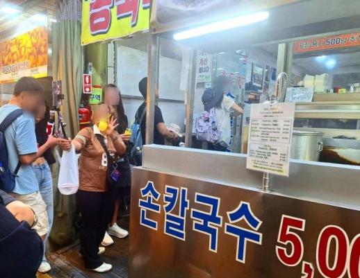 Du khách quốc tế hào hứng với trải nghiệm nhập vai thành người bản địa giữa lòng thủ đô Seoul