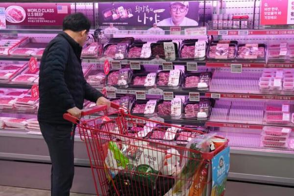 롯데마트 제타플렉스 서울역점 축산 코너에서 한 소비자가 최강록 셰프 협업 상품을 보고 있다 사진롯데마트·슈퍼