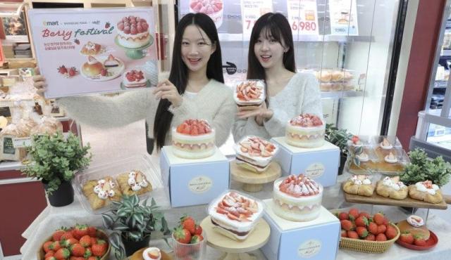 모델들이 15일 이마트 용산점에서 이마트 베이커리 딸기 디저트 신상품을 소개하고 있다 사진이마트