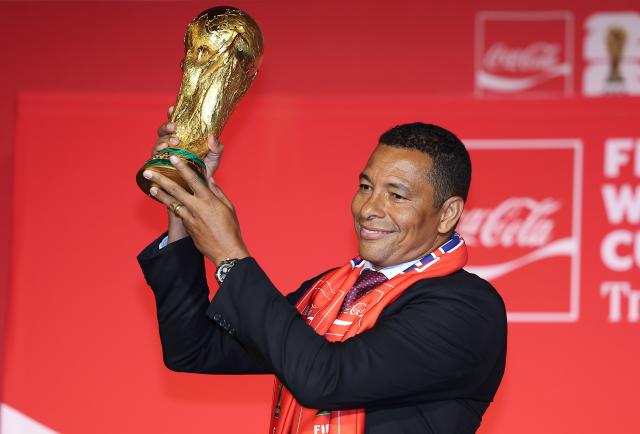 지우베르투 시우바가 16일 서울 용산구 CGV용산에서 열린 피파 월드컵 북중미 2026 트로피 투어에서 트로피를 들어올리고 있다 사진연합뉴스