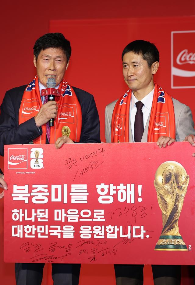 차범근이 16일 서울 용산구 CGV용산아이파크몰에서 열린 피파 월드컵 북중미 2026 트로피 투어에서 대표팀을 응원하고 있다 사진연합뉴스