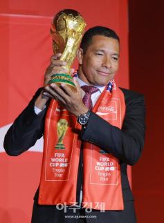 [포토] FIFA 월드컵 트로피 들어 보이는 지우베르투 시우바