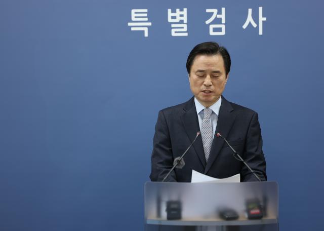 내란특검 최종 수사 결과 발표하는 조은석 특별검사 
    서울연합뉴스 김성민 기자  조은석 특별검사가 15일 서울 서초구 서울고검 기자실에서 12·3 비상계엄 사태 관련 내란·외환 사건 최종 수사 결과를 발표하고 있다 20251215