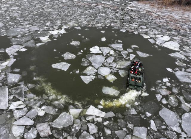 5일 강원 철원군 강포저수지에서 열린 수도기계화보병사단 파빙 도하 훈련에서 교랑가설단정이 수면의 유빙을 헤치고 있다 사진연합뉴스 