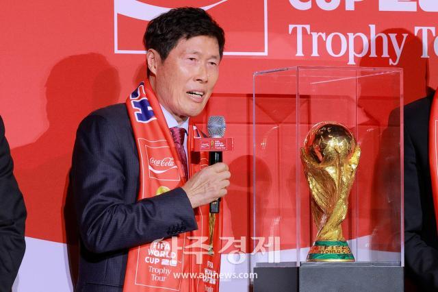 [포토] 차범근, 월드컵 트로피 밉다