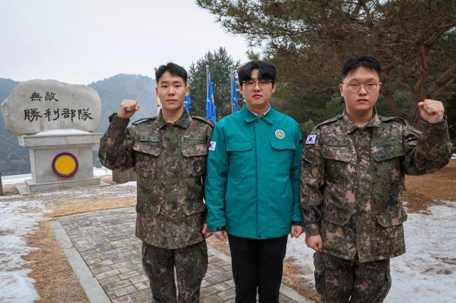 강원 춘천시 팔호광장 교차로 인근 화재사고 현장에서 초기 화재진압으로 화제가 되고 있는 박진욱 하사(사진 왼쪽), 장성환 주무관(사진 가운데), 이상윤 상병(사진 오른쪽)[사진=육군 15사단]