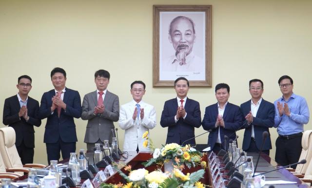 다낭시 지도부와 삼성홈Samsung Home Corp 대표단이 실무 회의를 마친 뒤 기념 촬영을 하고 있다 양측은 이번 회의를 통해 다낭의 스마트시티 조성 및 도시 개발 분야에서 긴밀히 협력하기로 뜻을 모았다 사진다낭시 공식 포털