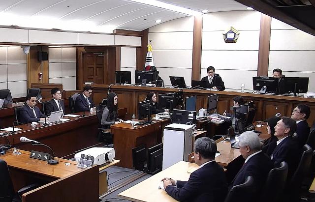 윤석열 전 대통령이 16일 서초구 서울중앙지방법원에서 열린 특수공무집행방해 범인도피교사 직권남용 권리행사방해 혐의 등 사건에 대한 1심 선고 공판에 출석하고 있다 이날 재판부는 윤 전 대통령에 징역 5년을 선고했다  사진서울중앙지법