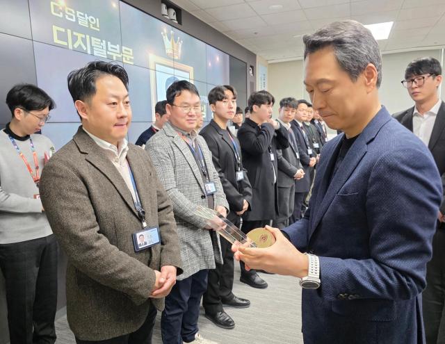 김영호 삼성전자서비스 대표이사 부사장이 2026 CS 달인에게 상패를 수여하는 모습 사진삼성전자