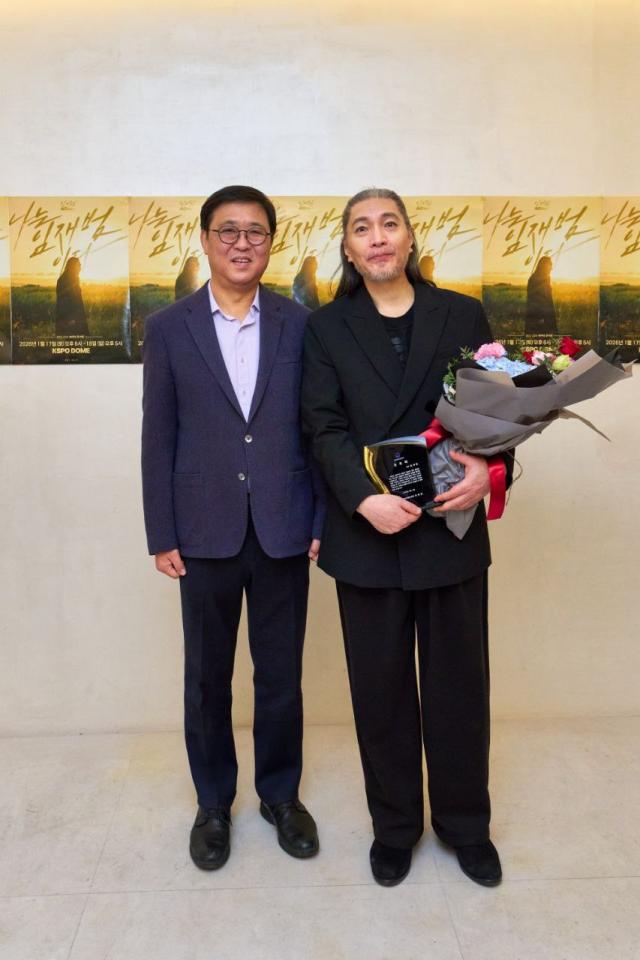 최휘영 문체부 장관왼쪽과 은퇴 선언한 가수 임재범 사진문체부