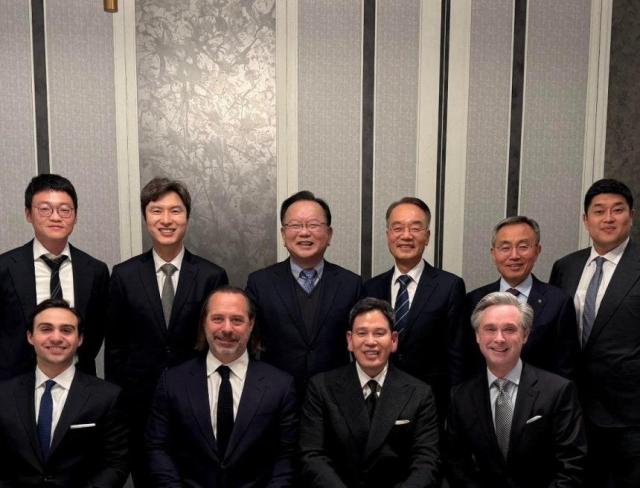 윗줄 왼쪽부터 시계방향으로이지훈 록브리지네트워크 코리아 부연구원장 김해영 록브리지네트워크 코리아 이사장 김부겸 록브리지네트워크 코리아 이사 박재완 록브리지네트워크 코리아 이사 김우승 록브리지네트워크 코리아 이사 박병은 록브리지네트워크 코리아 이사 크리스토퍼 애플게이트 록브리지네트워크 선임고문 정용진 록브리지네트워크 코리아 이사 크리스토퍼 버스커크 록브리지네트워크 창립자 크리스토퍼 버스커크 주니어사진록브리지 코리아