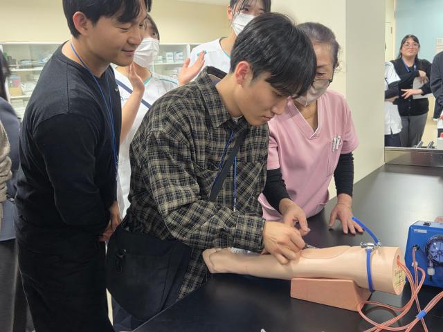 일본 국제의료전문학교를 방문한 대구보건대학교 재학생이 교류회 행사에서 실습 체험을 하고 있다 사진대구보건대학교