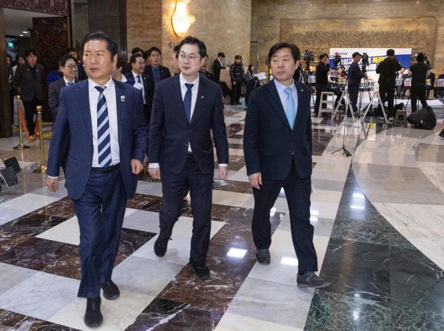  더불어민주당 정청래 대표왼쪽와 황명선 최고위원오른쪽 김동아 의원을 비롯한 의원들이 16일 국회에서 열린 2026년 1월 임시회 1차 본회의에서 2차 종합특검법을 처리한 뒤 본회의장을 떠나고 있다사진연합뉴스