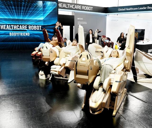  바디프랜드 부스에서 단체로 733을 체험하는 참관객들의 모습 사진바디프랜드