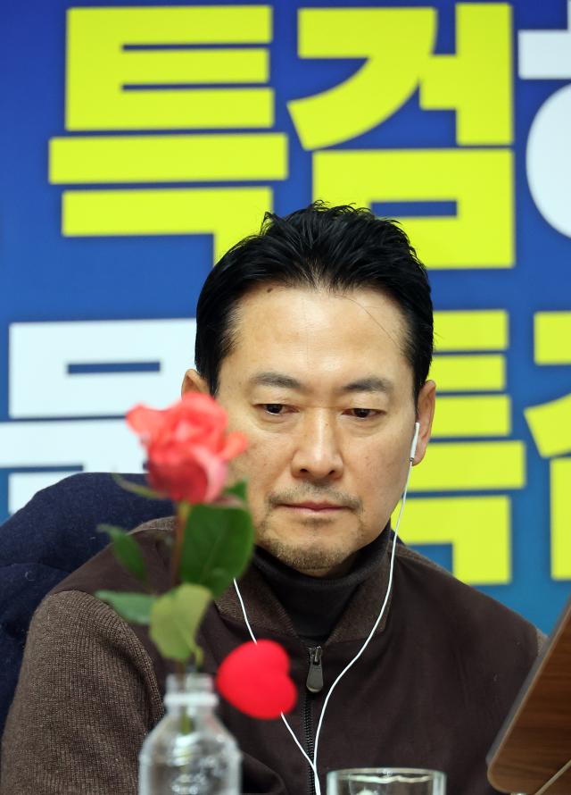 국민의힘 장동혁 대표가 18일 국회 로텐더홀에서 더불어민주당에 통일교·공천헌금 쌍특검 수용을 요구하며 나흘째 단식을 이어가고 있다 사진연합뉴스