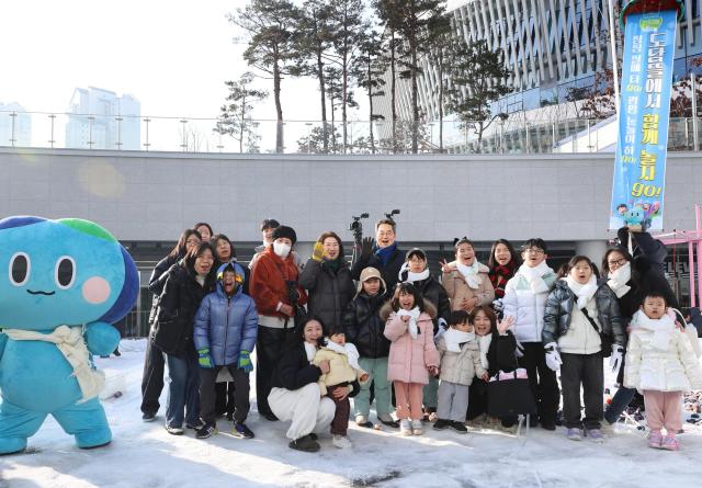 지난 17일 오전 김동연 도지사가 꿈나무기자단 도민등이 참석한 경기도도담뜰 겨울 눈밭 놀이터 개장식에서 기념촬영을 하고있다 사진경기도