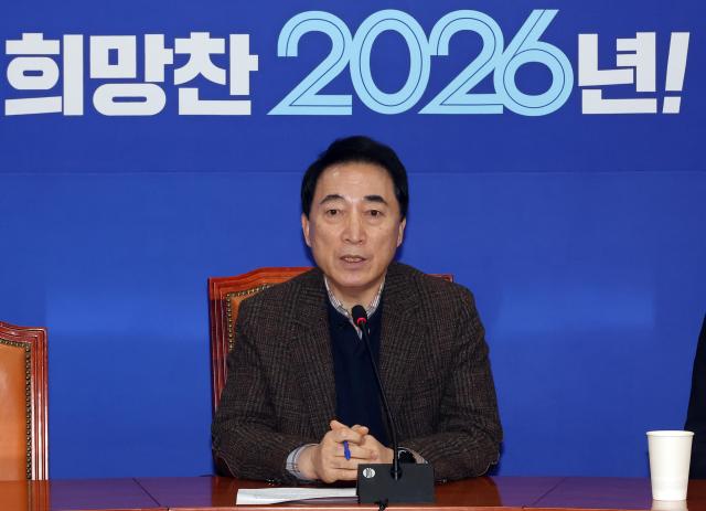 더불어민주당 박수현 수석대변인이 18일 국회에서 현안 관련 기자 간담회를 열고 있다사진연합뉴스