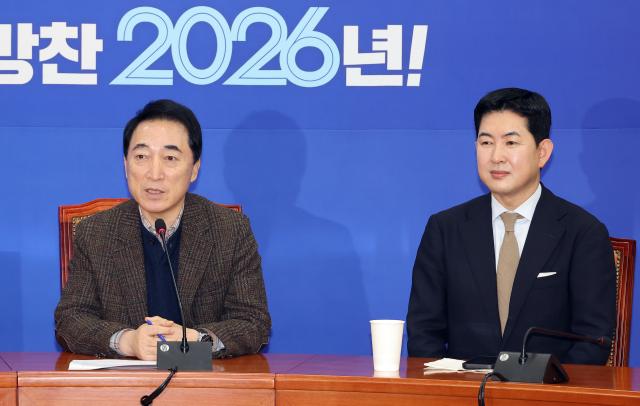 더불어민주당 박수현 수석대변인이 18일 국회에서 현안 관련 기자 간담회를 열고 있다 오른쪽은 박창진 부대변인사진연합뉴스