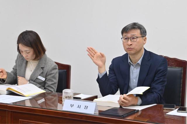 하남시 국별주요업무보고회에서 공정식 하남 부시장이 주요 현안과 역점 사업에 대한 질의응답을 주고받고 있다 사진하남시