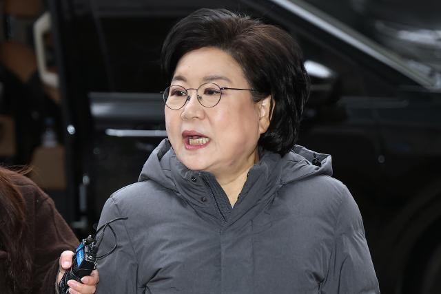 이혜훈 기획예산처 장관 후보자가 지난 16일 서울 중구 예금보험공사에 마련된 인사청문회 준비 사무실로 출근하며 취재진 질문에 답하고 있다사진연합뉴스