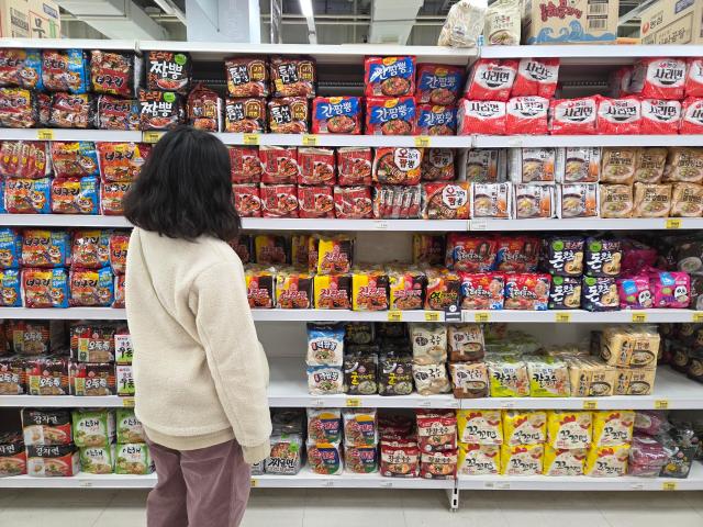 시민이 서울의 한 대형마트 라면 매대를 둘러보고 있다사진조재형 기자