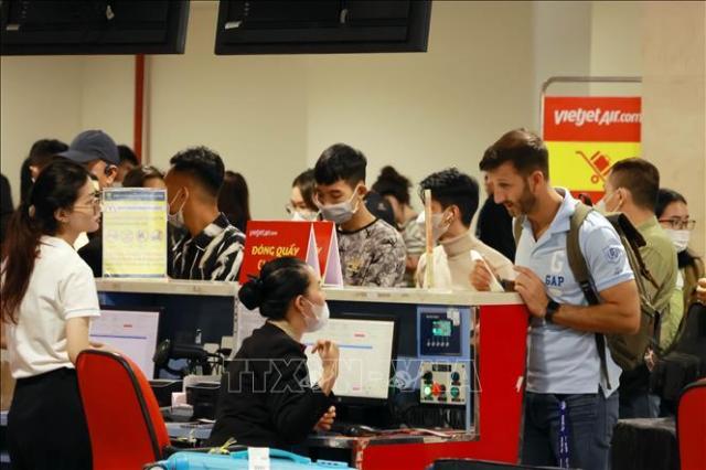 호찌민 떤선녓 공항에서 표를 구하는 시민들 사진베트남 통신사
