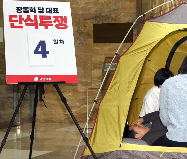 [포토] 단식투쟁 4일차 국민의힘 장동혁 대표, 의료진 진찰