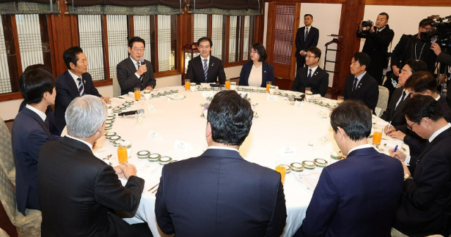 이 대통령, 재편된 여당 지도부 청와대 초청 만찬