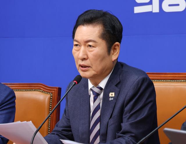 정청래 더불어민주당 대표가 19일 서울 여의도 국회에서 열린 최고위원회의에서 발언하고 있다 사진연합뉴스