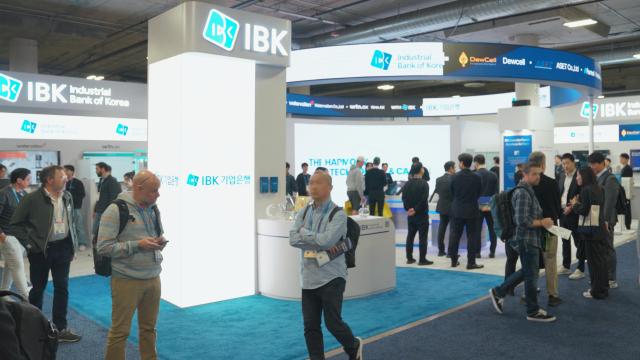 미국 라스베가스에서 개최된 CES 2026에서 관람객들이 IBK혁신관을 둘러보고 있는 모습